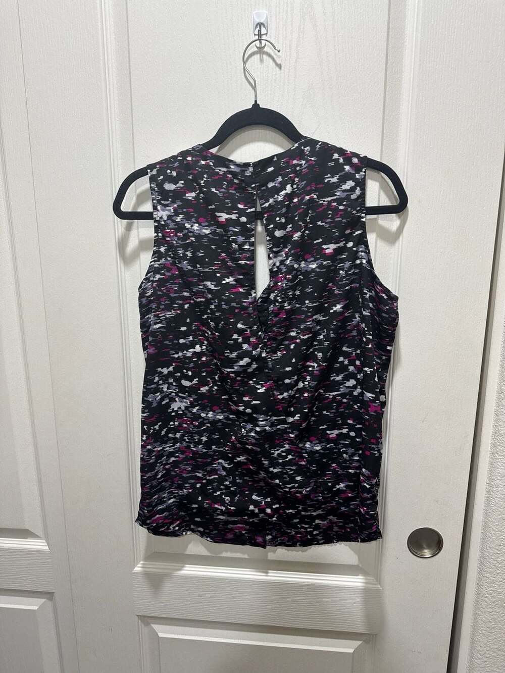 Banana Republic Sleeveless Blouse Small V-Neck Split Back Abstract Top - Picture 3 of 7